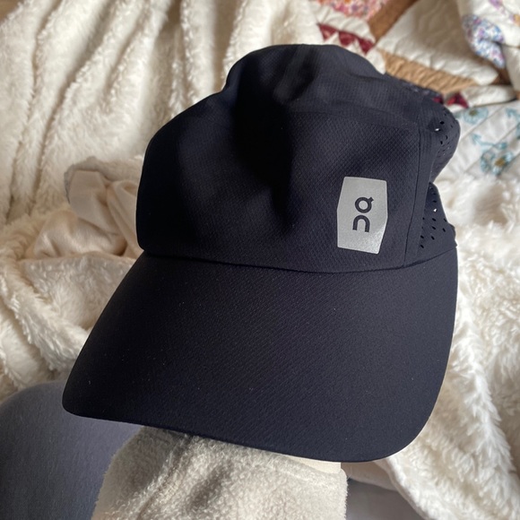 ON Running Hat - Picture 1 of 5